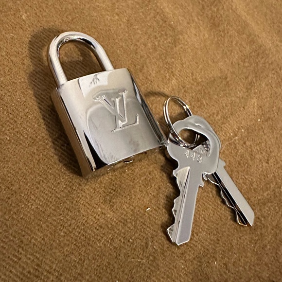 Rhodium LOUIS VUITTON lock - Picture 2 of 2